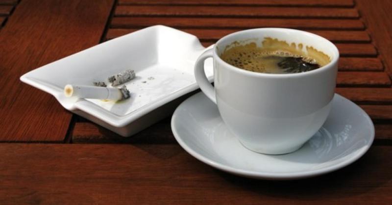 سيجارة و فنجان قهوة-ياندكس 