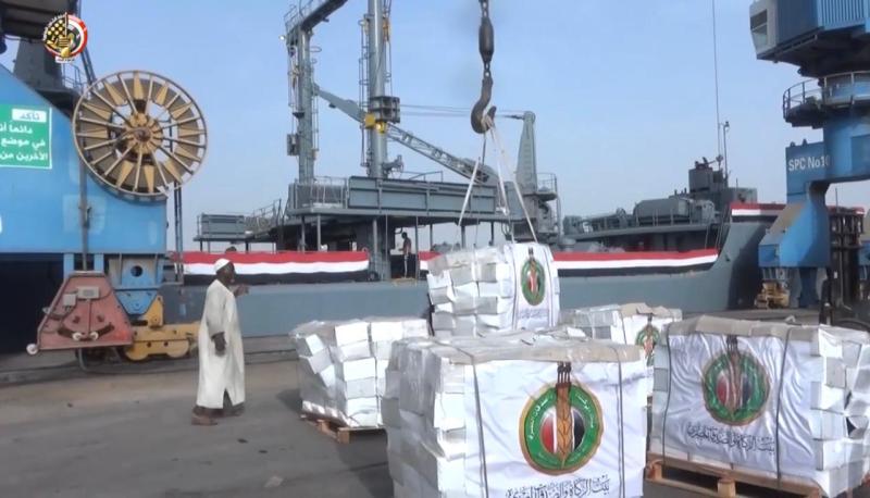 المتحدث العسكري: مصر تقدم مئات الأطنان من المساعدات الإغاثية إلى السودان