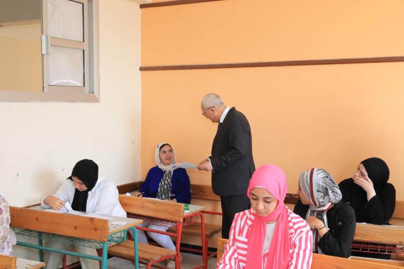 وزير التعليم خلال متابعته للامتحانات بالشرقية