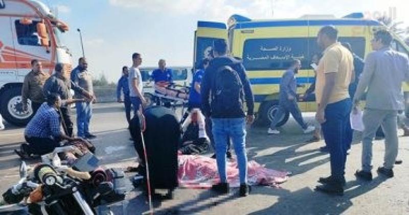 إصابة 6 أشخاص في حادث انقلاب سيارة ميكروباص بالطريق الصحراوي بأسوان
