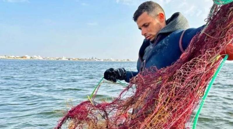 الصياد التونسي أسامة دبيبي_مصدر الصورة_صحيفة الخليج