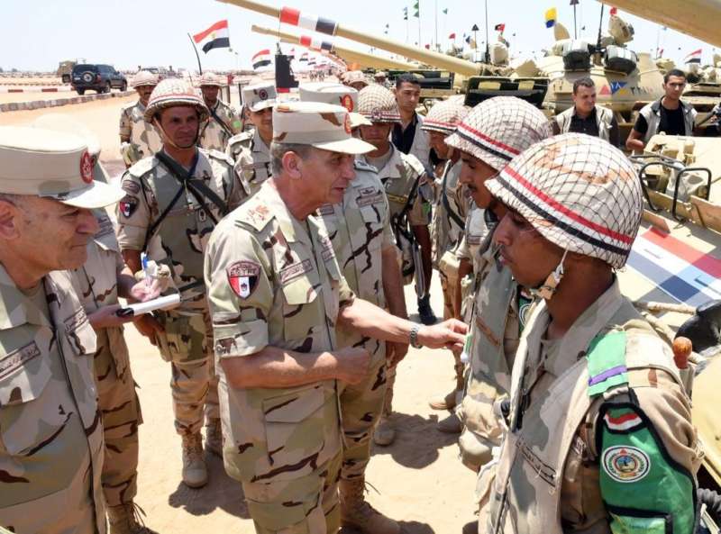 وزير الدفاع يشهد إجراءات تفتيش الحرب لإحدى تشكيلات الجيش الثاني الميداني