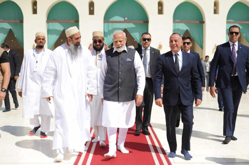 جانب من زيارة رئيس الوزراء الهندي لمسجد الحاكم بأمر الله