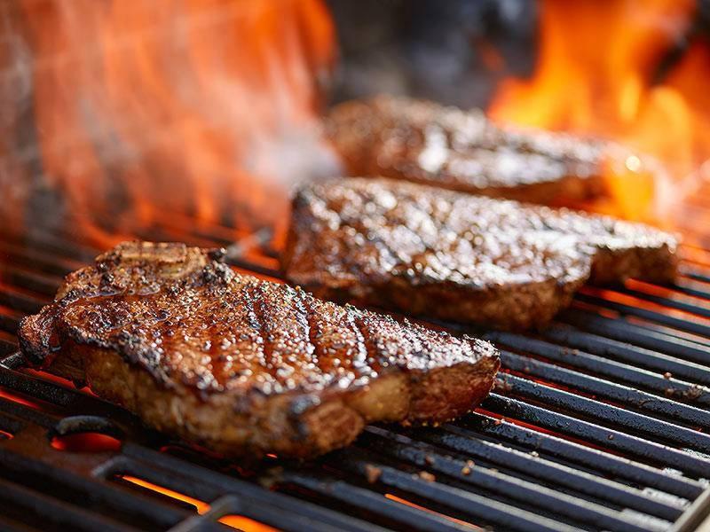 «القومي للتغذية» يحذر من شوي اللحوم على الفحم.. يسبب أمراضا خطيرة