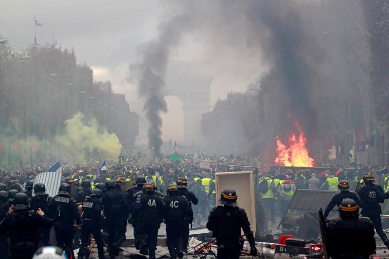 بتوجيهات ماكرون.. فرنسا تستخدم العربات المدرعة لمواجهة المتظاهرين