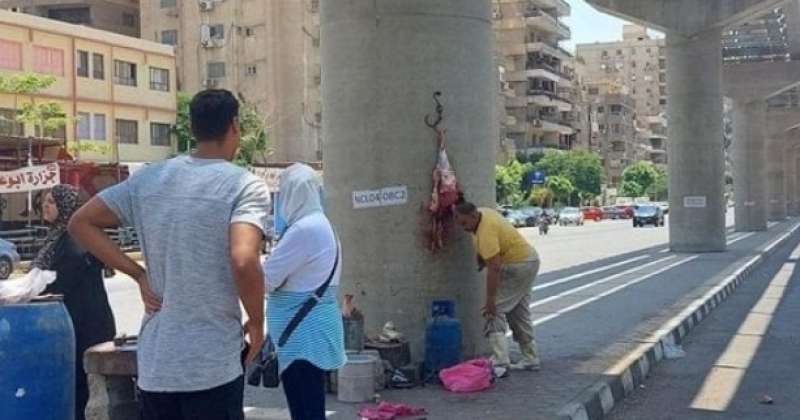 تحرك عاجل من محافظة القاهرة بشأن صورة اللحوم المعلقة على أعمدة المونوريل