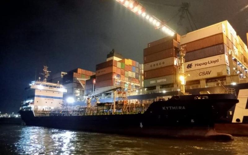 اقتصادية قناة السويس: نجاح ثاني عملية تموين سفن بميناء غرب بورسعيد