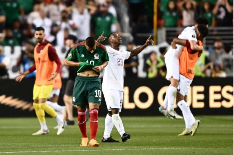 «سطلانة تصل الدوحة».. لاعبو منتخب قطر يحتفلون بالفوز على المكسيك بطريقة الأهلي