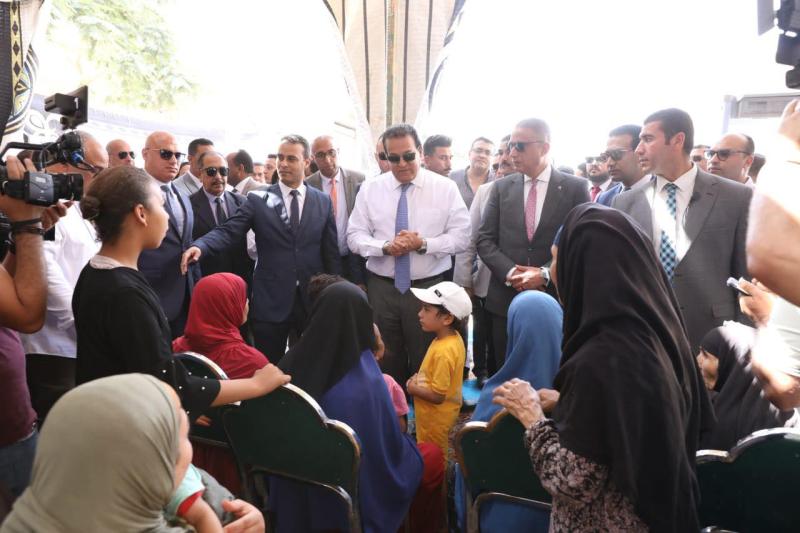 وزير الصحة خلال تفقده حملة 100 يوم صحة بقرية سنهور