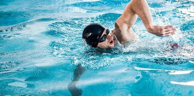 4 فوائد هامة للسباحة مع دخول الصيف.. أبرزها تعزيز صحة القلب