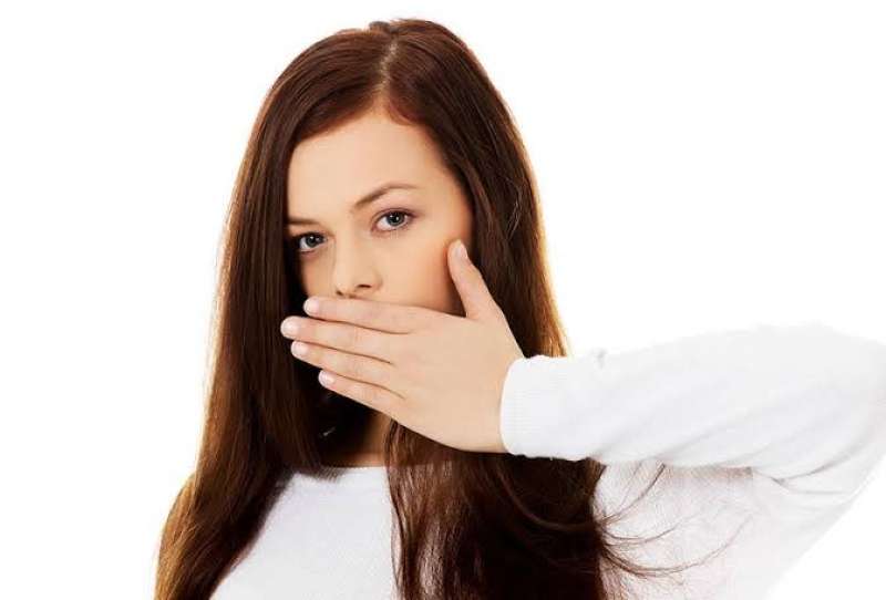 أبرزها جفاف الفم.. 4 أسباب للشعور بملح في الفم