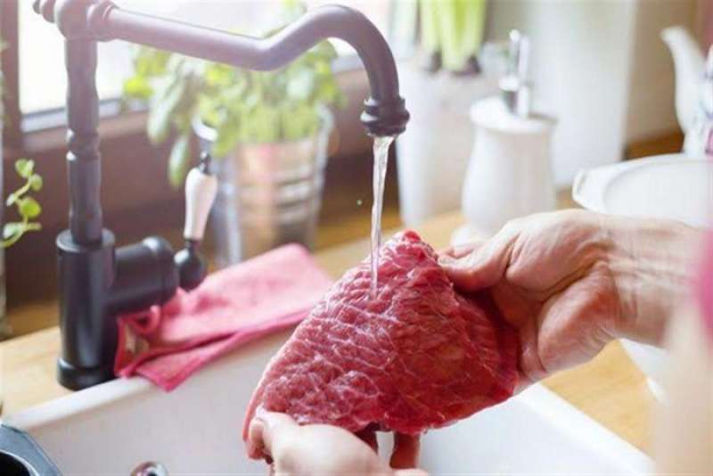 طبيب يوضح لـ«الطريق» خطورة غسل اللحوم قبل طبخها