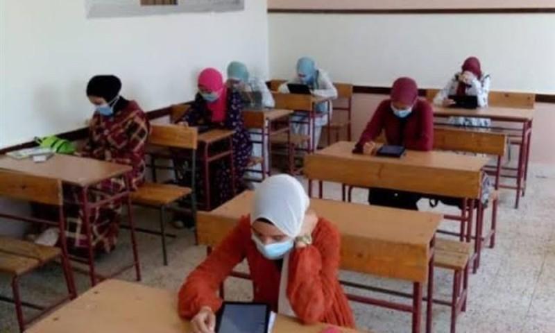 طلاب الأدبي يؤدون آخر أيام امتحانات الشهادة الثانوية الأزهرية