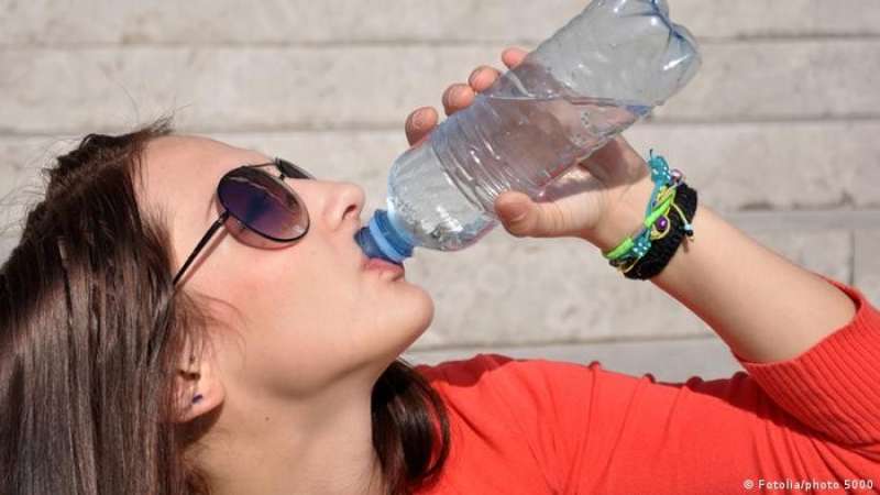شرب الماء الحل الأمثل للحماية من الإصابة بالنقرس