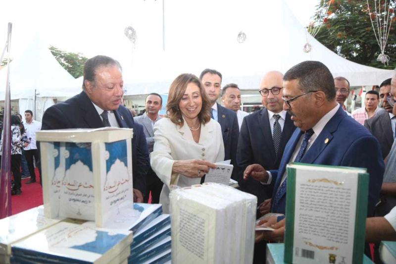 وزيرة الثقافة تفتتح معرض الأوبرا الثاني للكتاب ضمن احتفالات 30 يونيو