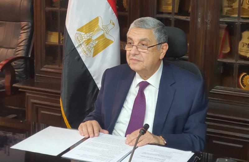 محمد الباز يفتح النار على وزير الكهرباء: «تصريحاتك متقنعش بتلاتة أبيض»
