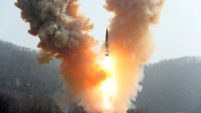 كوريا الشمالية تطلق صاروخا باليستيا.. وتحرك عاجل من اليابان