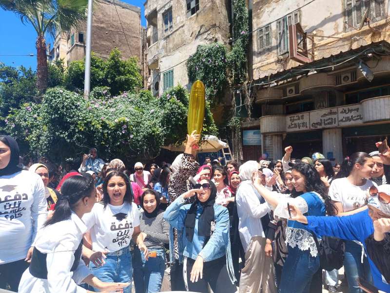 بالزغاريد والرقص.. طلاب الثانوية العامة بالإسكندرية يحتفلون بانتهاء الامتحانات
