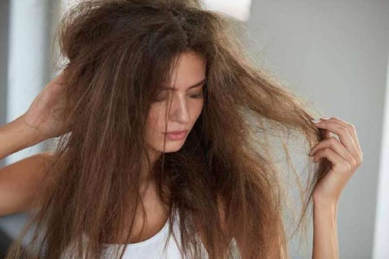 «استخدمي شامبو».. 5 نصائح لترطيب الشعر الجاف في الصيف