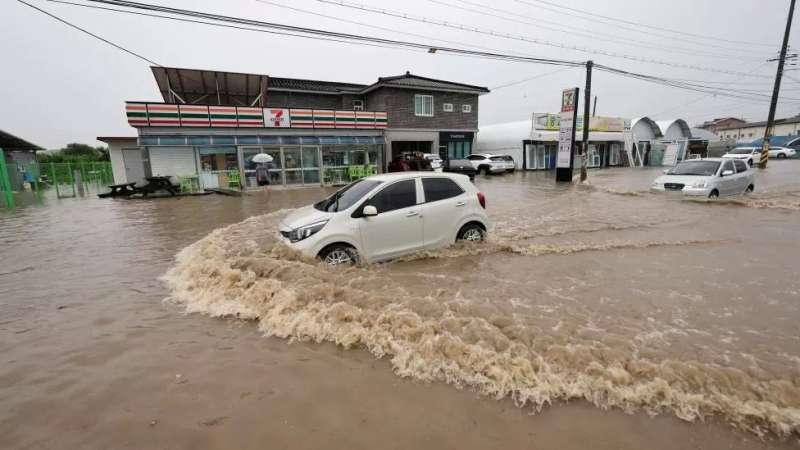 أمطار غزيرة تدمر المنازل والسيارات في كوريا الجنوبية