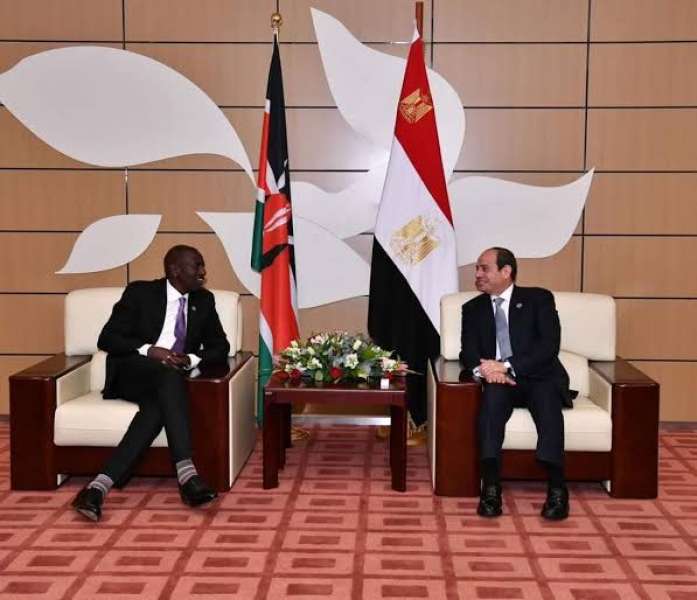 الرئيس السيسي يعقد مباحثات جانبية مع نظيره الكيني عقب قمة نيروبي