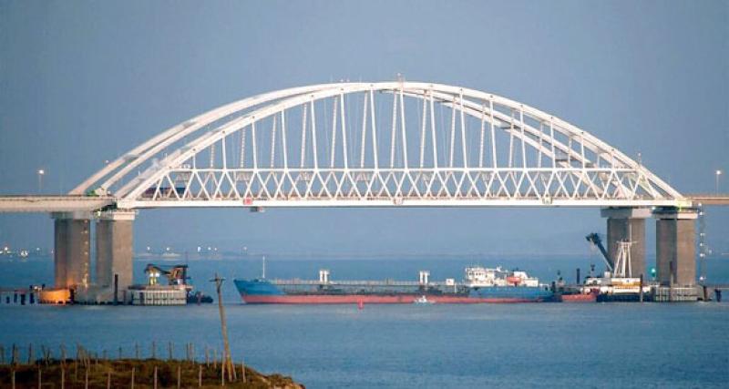 روسيا توقف حركة سفن الشحن عبر مضيق كيرتش