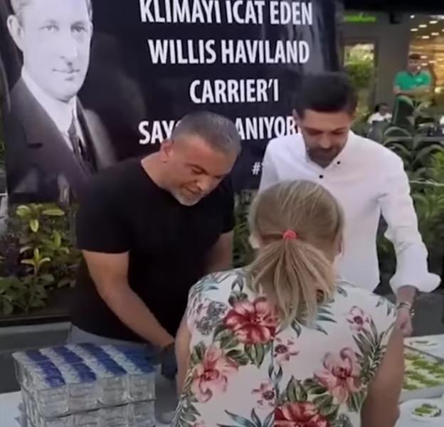 بسبب موجة الحر.. رجل تركي يوزع الحلوى للمواطنين تكريما لمخترع التكييف (فيديو وصور)