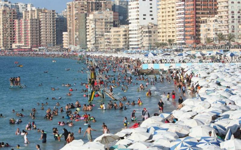 الإسكندرية ترفع راية اكتمال الشواطئ هربًا من الحر