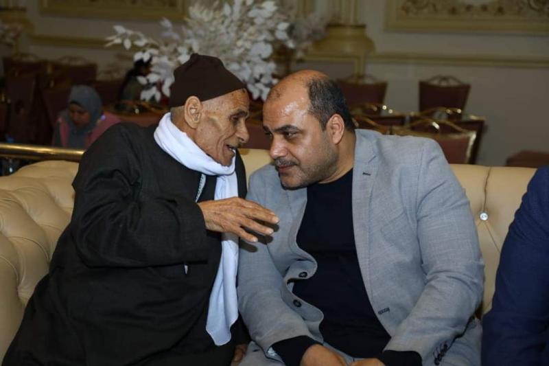 مدحت بركات رئيس حزب «أبناء مصر» ينعى وفاة والد الإعلامي محمد الباز