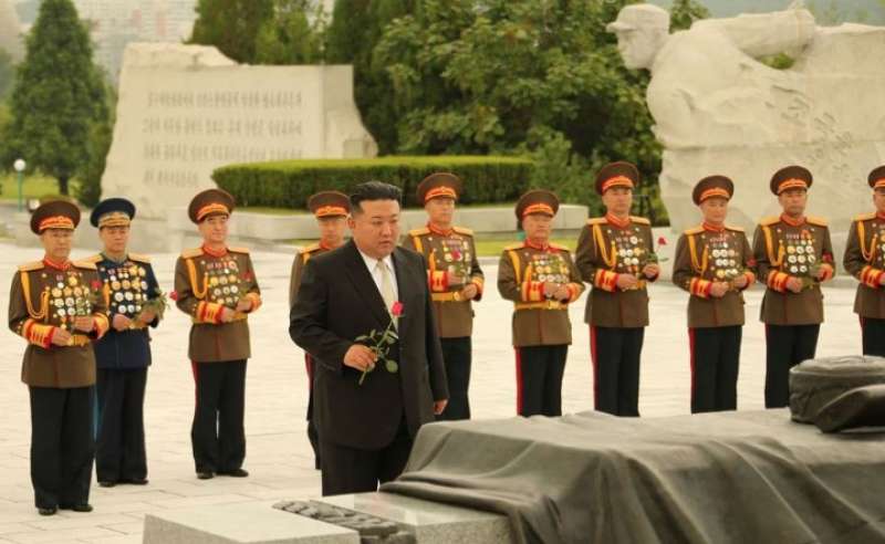 رئيس كوريا الشمالية كيم جونغ أون يزور المقبرة العسكرية الصينية قبل يوم النصر