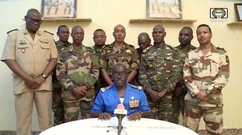 جنود من النيجر على التليفزيون الوطني 