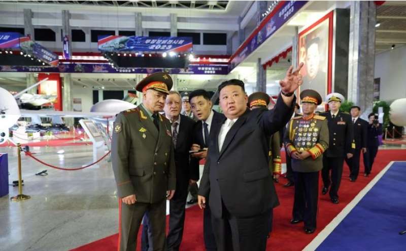 زعيم كوريا الشمالية يستعرض الصواريخ الباليستية المحظورة أمام وزير الدفاع الروسي