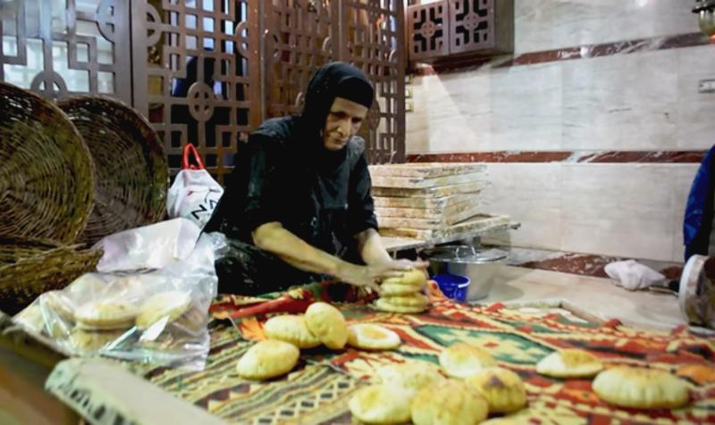 الشغل عبادة و صحة.. الست حورية صاحبة الـ70 عاما تبدع في صناعة الخبز بالطريقة المصرية  القديمة