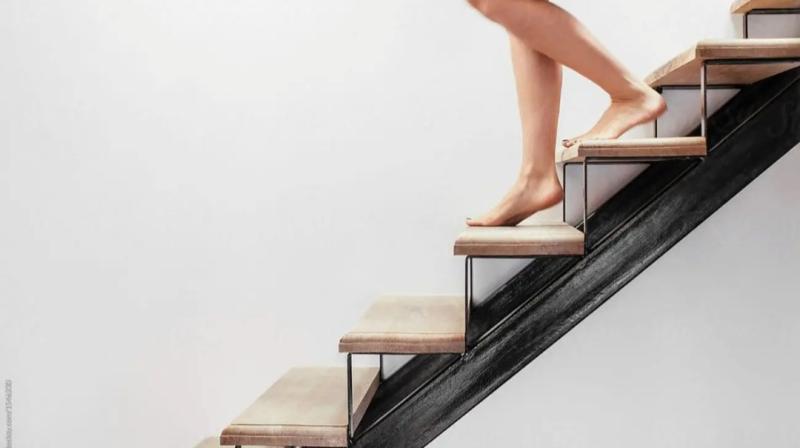 وفقا للدراسات.. النساء أكثر عرضة للسقوط على السلالم من الرجال