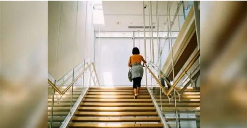 دراسة تكشف أسباب سقوط النساء على الدرج أكثر من الرجال