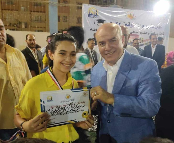 «نائب وزير الشباب والرياضة» يكرم المتفوقين دراسيا بمدينة 15 مايو