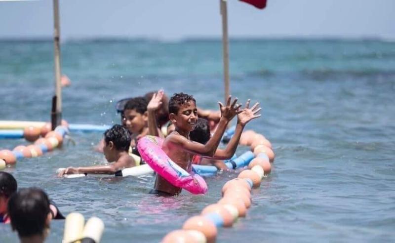 رسم الفرحة على وجوههم.. شاهد أول شاطئ للمكفوفين في مصر