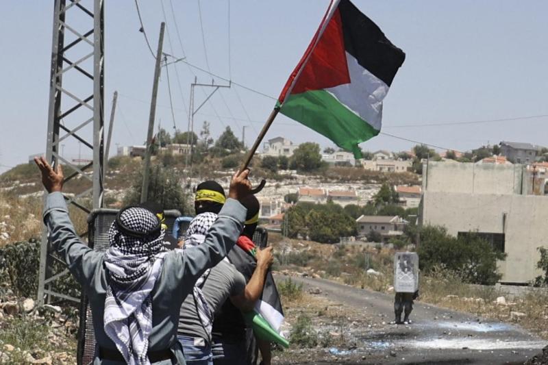 عزام الأحمد: «كل فلسطيني من حقه أن يحمل سلاحا»