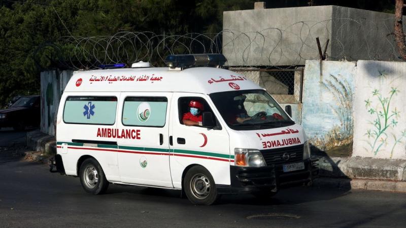 سيارة إسعاف في مخيم عين الحلوة في لبنان - رويترز