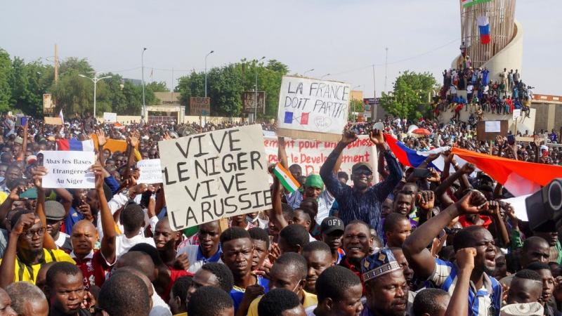 المظاهرات أمام مقر السفارة الفرنسية (رويترز)