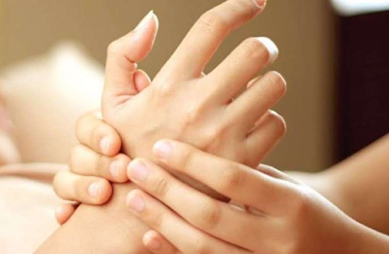 5 فوائد لا تتخيلها عند تدليك اليدين.. «كنز صحي في حركات بسيطة»