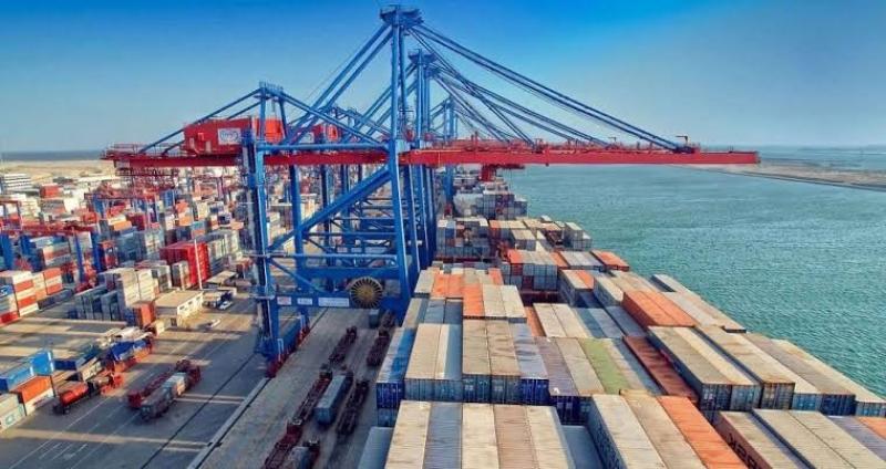 ميناء دمياط يستقبل 9 سفن تجارية متنوعة