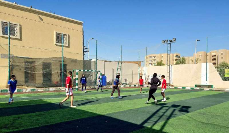 لأول مرة في الصعيد.. انطلاق مباراة كرة قدم ودية بين الشباب والفتيات