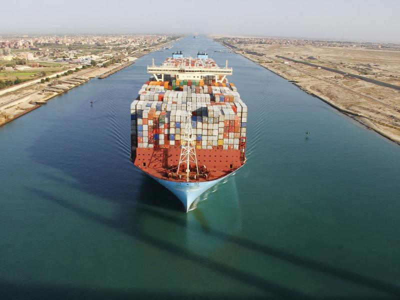 اقتصادي: قناة السويس الجديدة قللت زمن عبور السفن من 22 إلى 11 ساعة