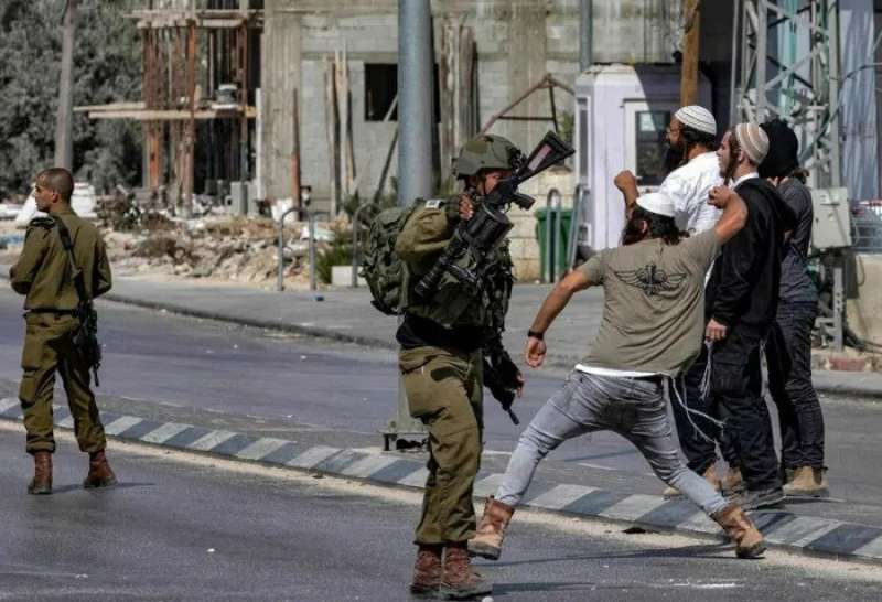 استشهاد فلسطيني بعد هجوم مستوطنين على قرية في رام الله