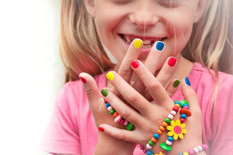 6 مخاطر تنتج عن استخدام طلاء الأظافر للأطفال