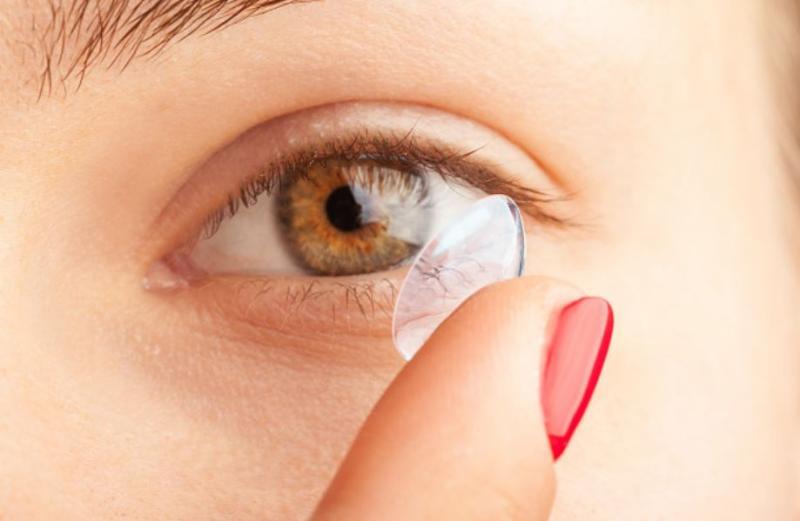 4 أضرار خطيرة تنتج عن النوم بعدسات العين منها الجفاف