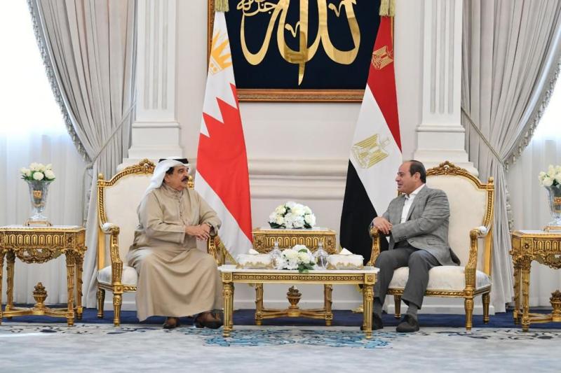 الرئيس السيسي يستقبل عاهل البحرين بالعلمين