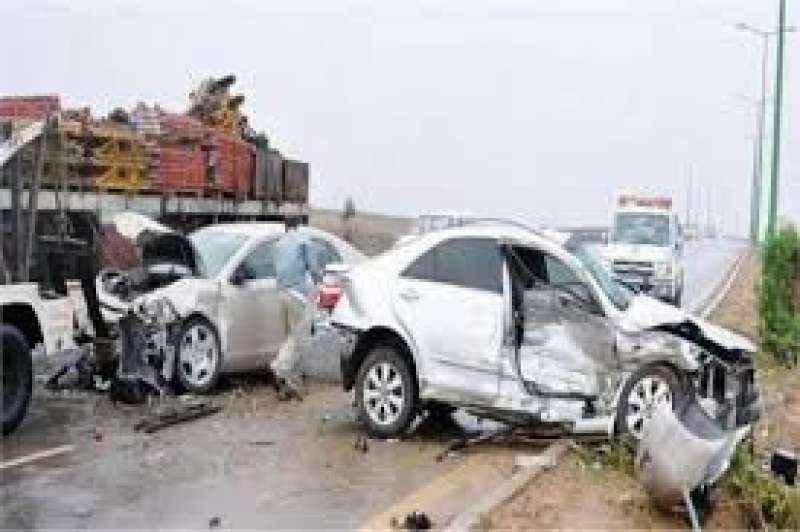 8 مصابين في حادث تصادم 3سيارات بطريق الدائري الإقليمي