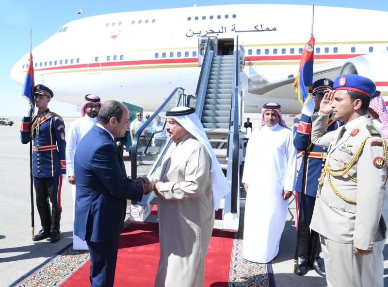 الرئيس السيسي يودع ملك البحرين